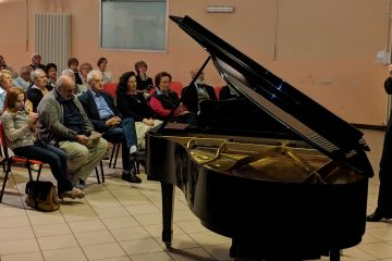 Salone Polivalente<br>Sabato 5 settembre 2020<br>Inizio spettacoli ore 21,00.<br>Ingresso gratuito.<br>Raccomandata la prenotazione.