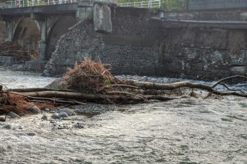 Alcune immagini relative al crollo della Strada provinciale di accesso al Ponte sul torrente Strona presso Cartiera Ermolli.