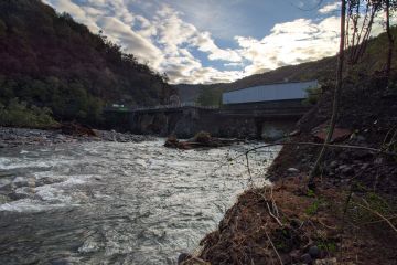 Alcune immagini relative al crollo della Strada provinciale di accesso al Ponte sul torrente Strona presso Cartiera Ermolli.
