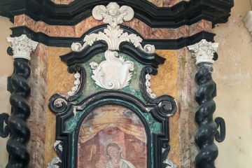 Altare di finto marmo con colonne tortili con capitelli