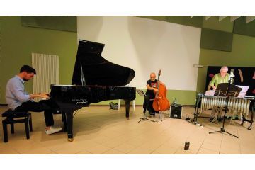 Simone Locarni - piano<br>Riccardo Fioravanti - basso<br>Andrea Dulbecco - vibrafono